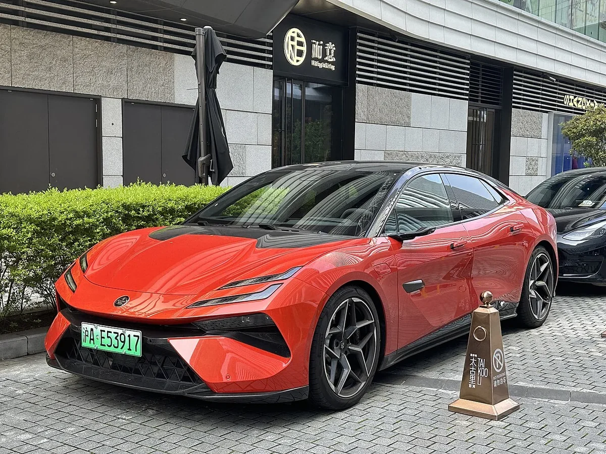 붉은색 로터스 에메야의 전측면