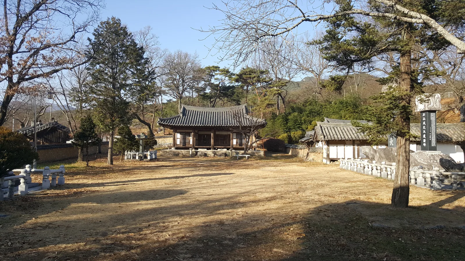 기와지붕 한옥 건물과 마당, 오른쪽에 비석이 서 있는 거창 수승대 구연서원 전경