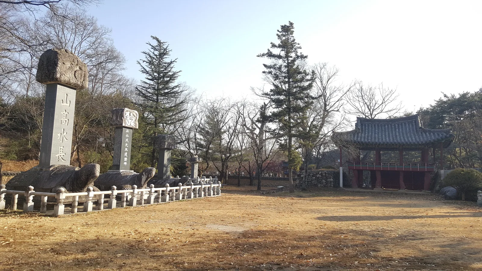 거북 모양 받침돌 위에 세워진 비석 세 기와 그 너머 관수루 정자가 보이는 거창 수승대 구연서원 경내