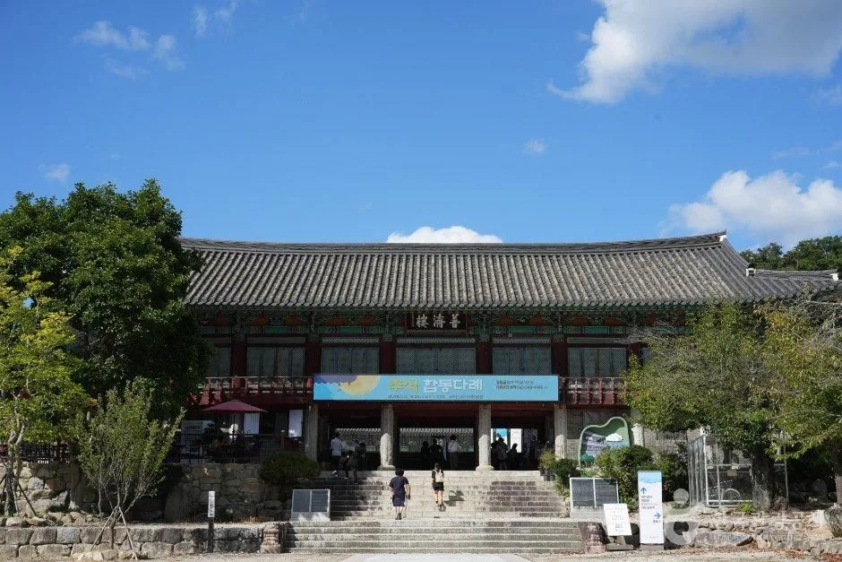 계단 위에 넓게 자리 잡은 보제루 정면