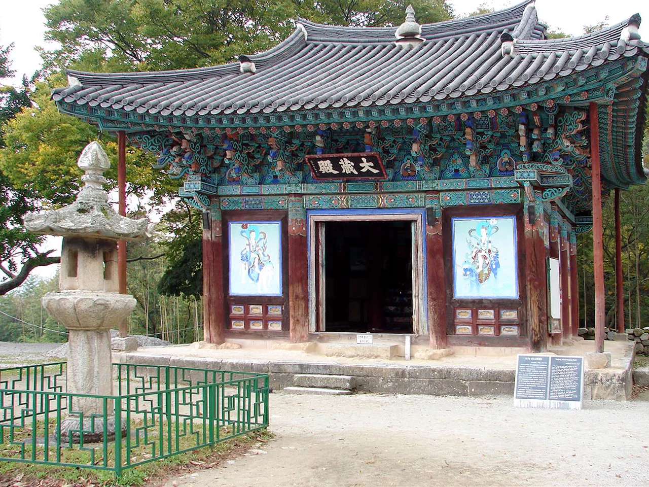석등 옆에 서 있는 대장전 전각 정면