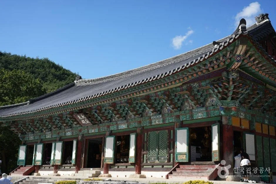 푸른 하늘 아래 처마가 길게 이어진 대적광전 측면