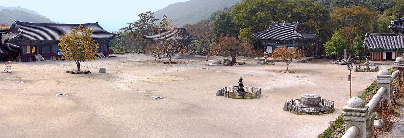 전각과 마당이 옆으로 길게 펼쳐진 경내 파노라마
