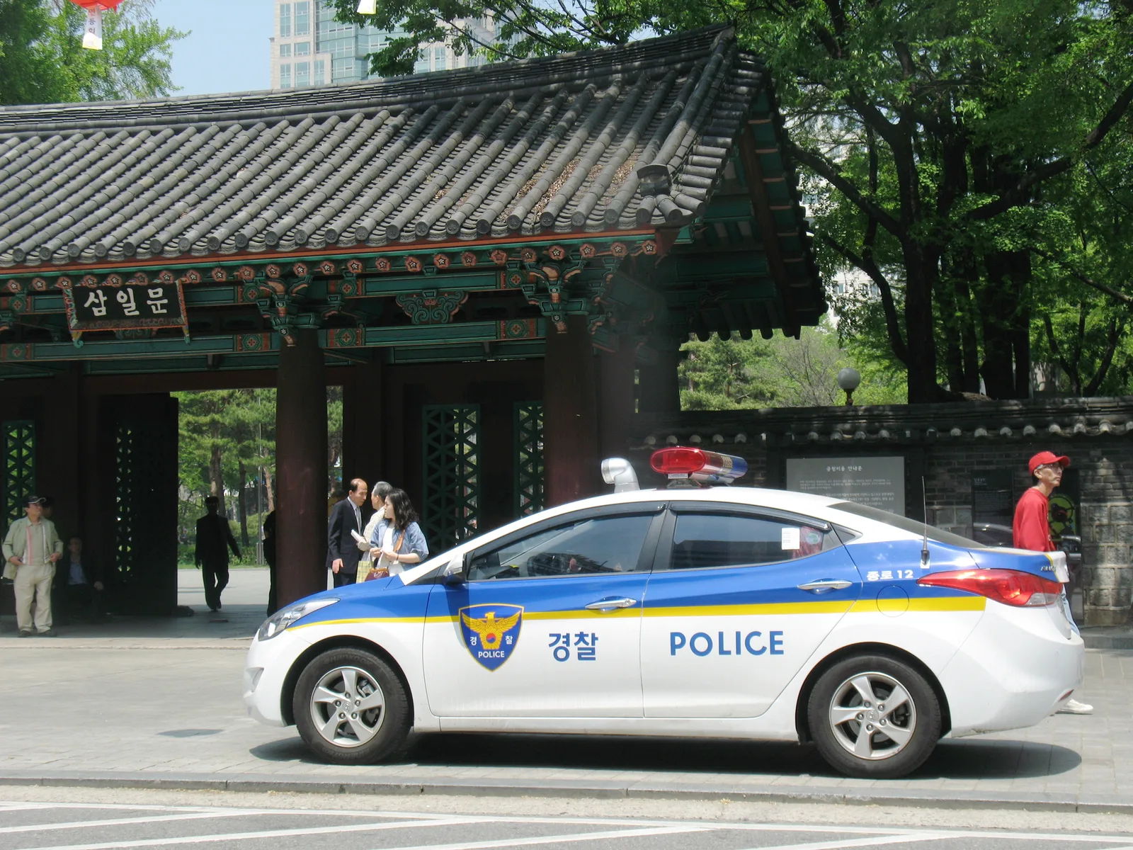 서울 시내에서 순찰 중인 한국 경찰 순찰차