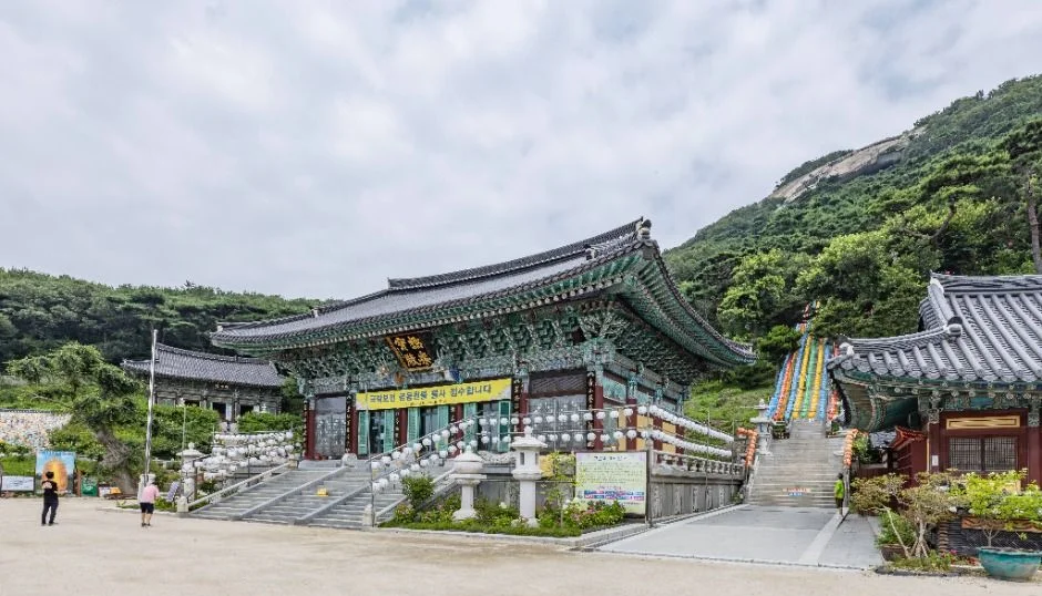 보문사 경내의 전각과 뒤편 낙가산 능선