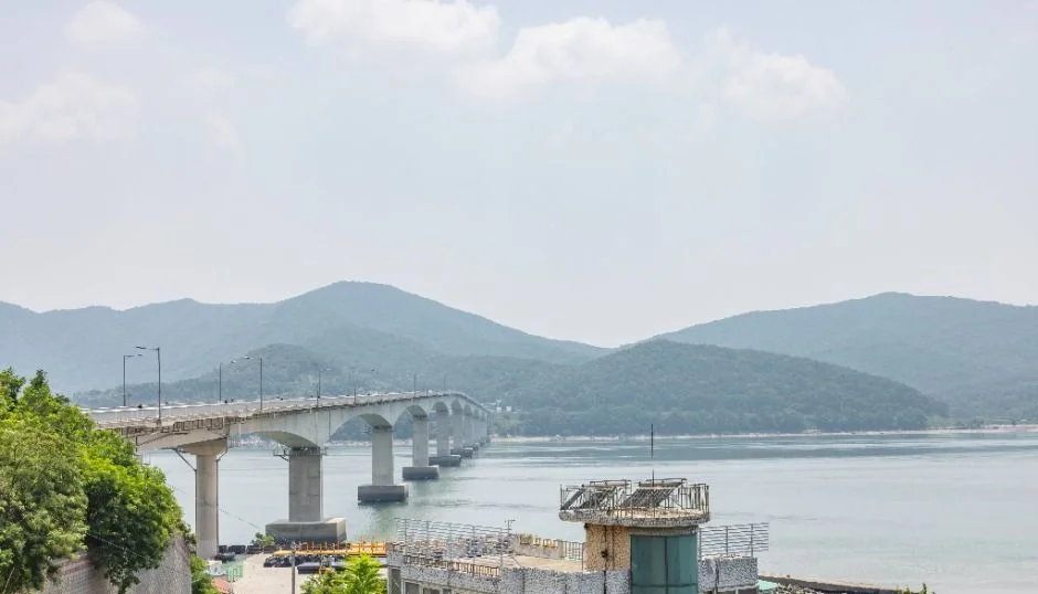 바다를 가로지르는 연륙교와 멀리 이어진 산 능선