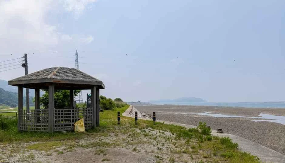 갯벌과 바다가 보이는 해안가의 정자