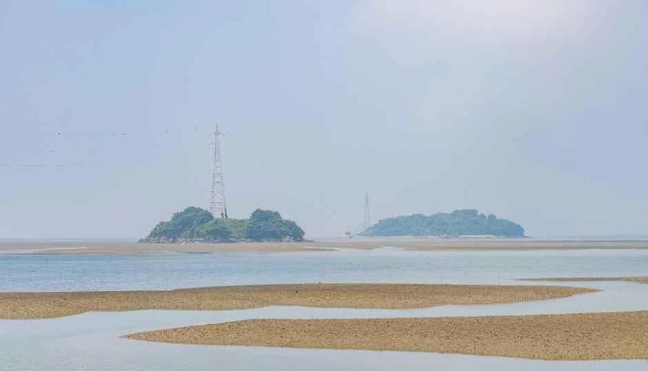 갯벌 너머로 섬이 보이는 강화 해안