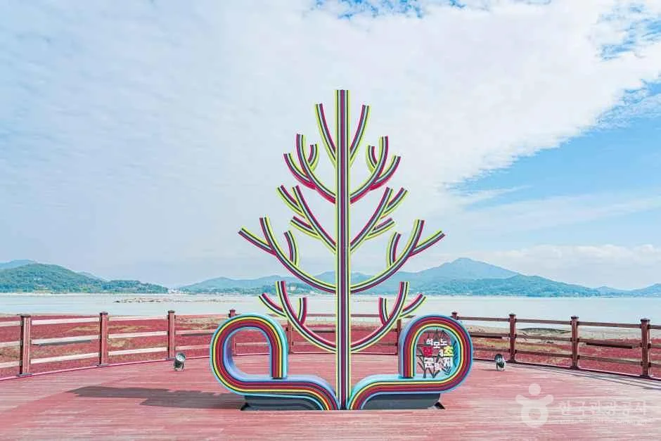 바다 앞 전망 데크에 세워진 나무 모양 조형물