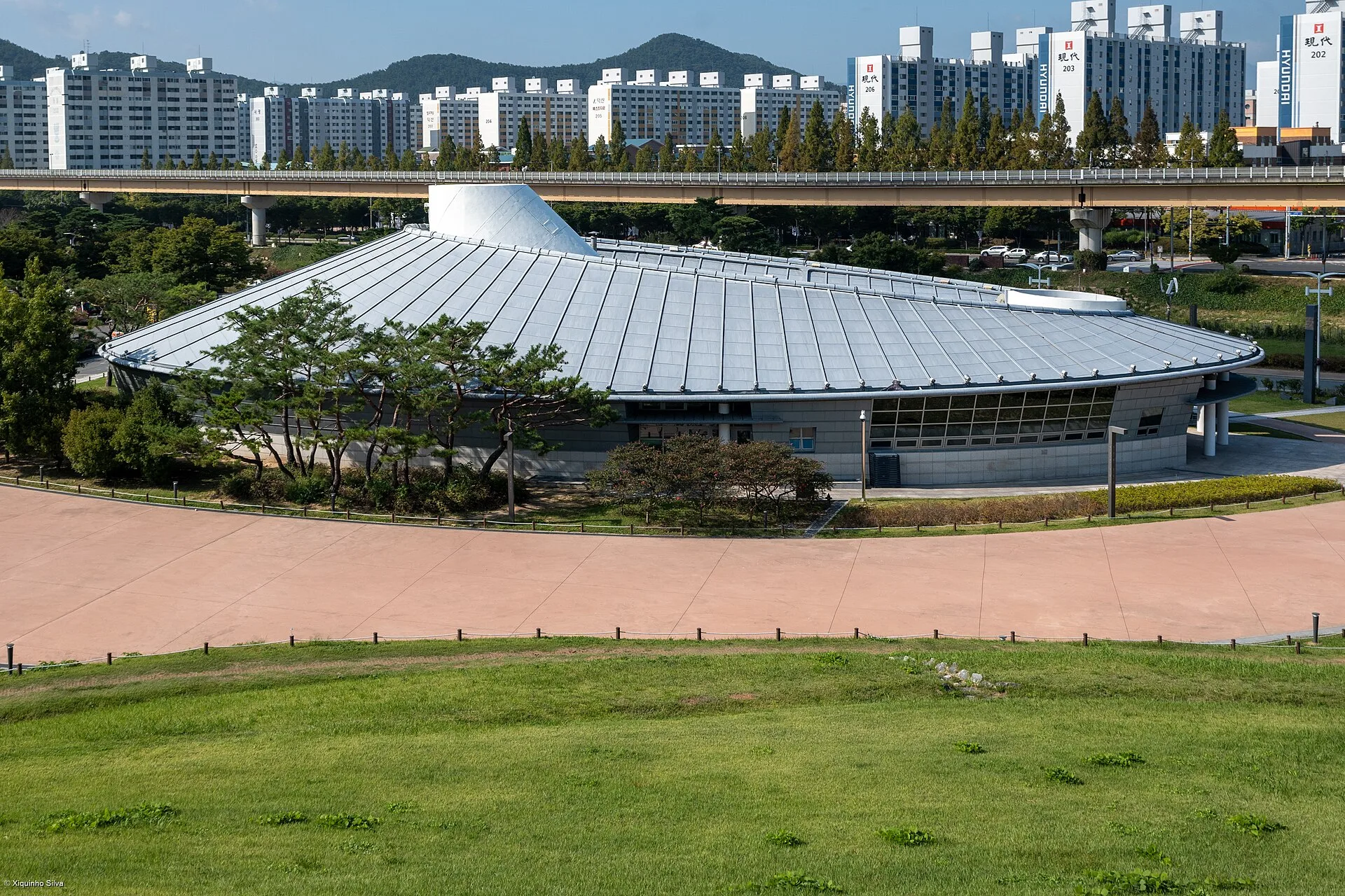 대성동고분박물관 건물과 뒤편 경전철 고가