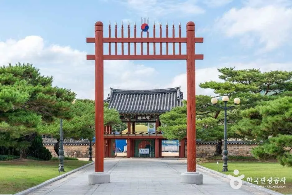 수로왕릉 정문의 홍살문