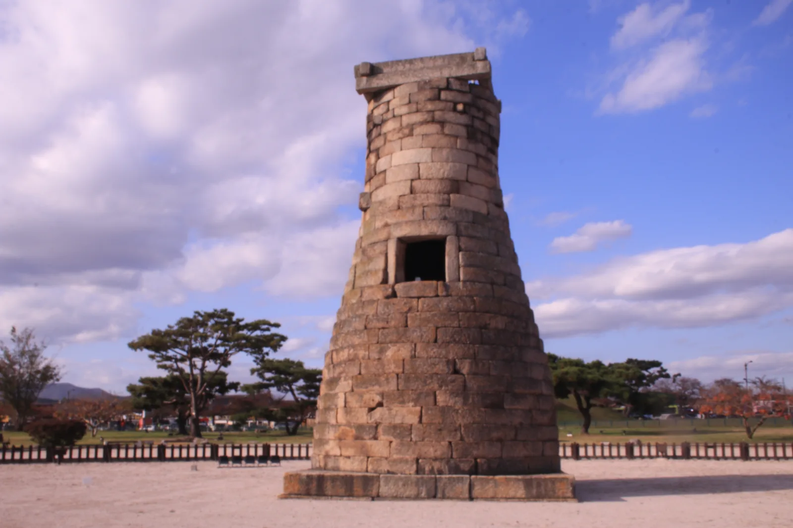 맑은 날 경주 첨성대의 낮 전경