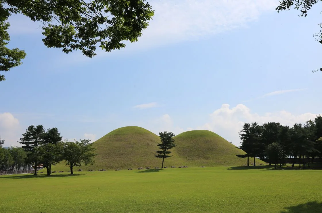 잔디로 덮인 경주 대릉원의 쌍분 전경