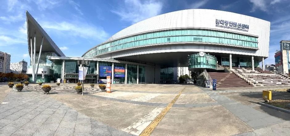 김대중컨벤션센터 외관과 앞 광장