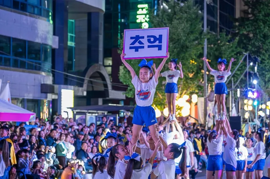 2025 충장축제에서 응원 퍼포먼스를 펼치는 어린이 공연단과 관객
