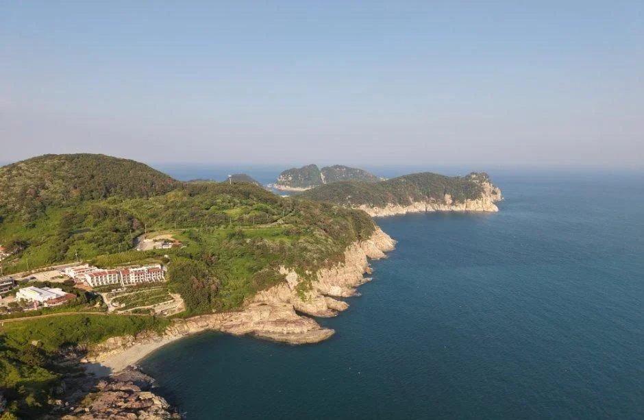 바다로 이어지는 거제 남쪽 해안과 곶을 위에서 내려다본 모습