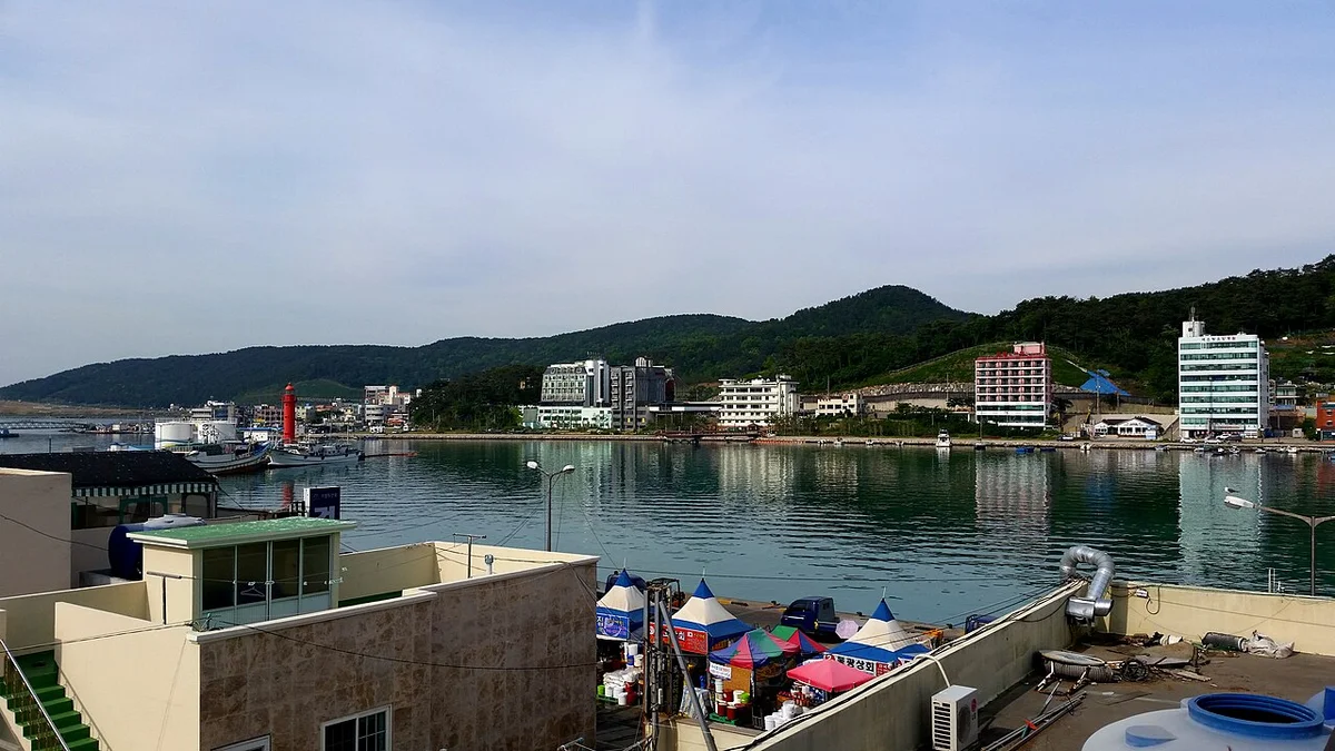 내륙으로 들어온 대변항 수면과 항구 건물