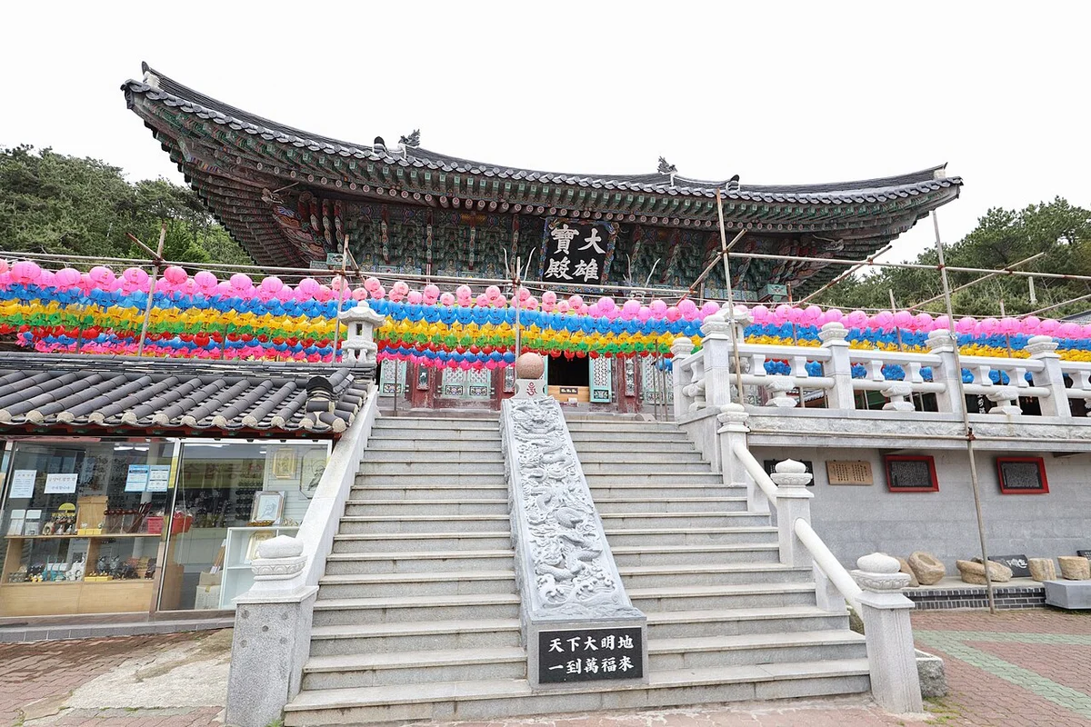 연등이 걸린 대웅전과 앞의 넓은 계단