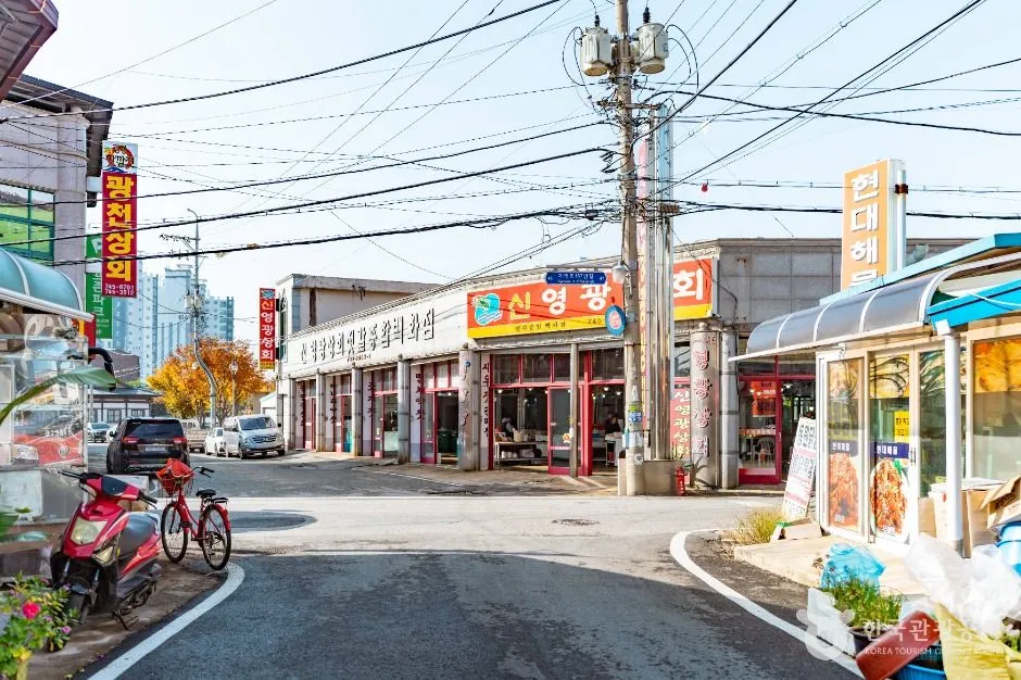 젓갈 가게 간판들이 늘어선 강경젓갈시장 골목 풍경