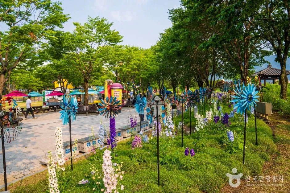 바람개비 화단과 놀이 공간이 이어진 기차마을 광장