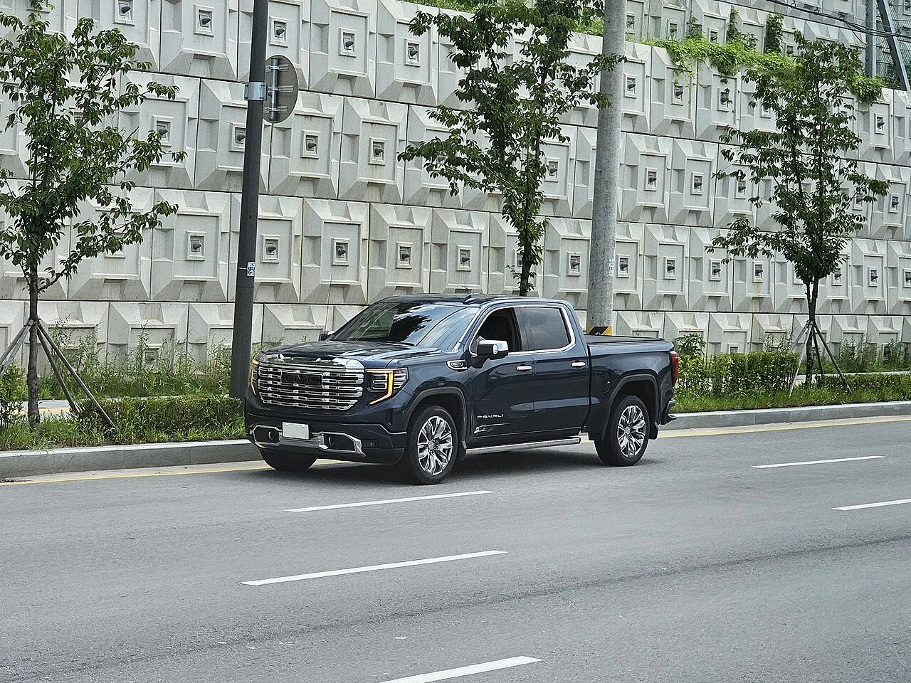 GMC 시에라 드날리 측면 주행