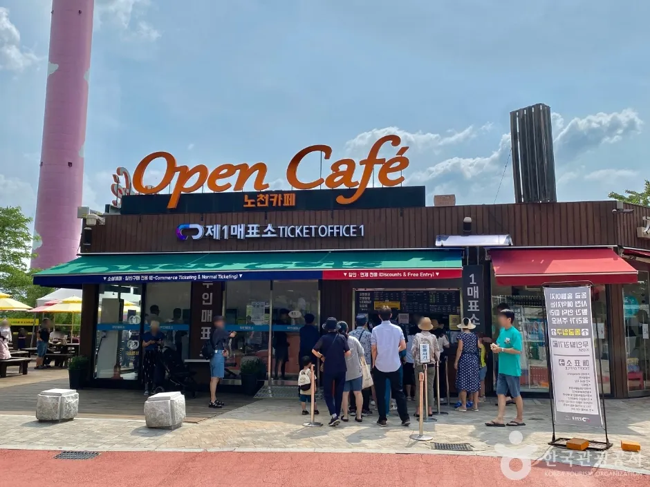 광명동굴 제1매표소와 오픈카페 앞에 줄 선 방문객들