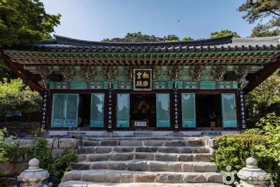 돌계단 위에 세워진 도솔암 전각의 정면