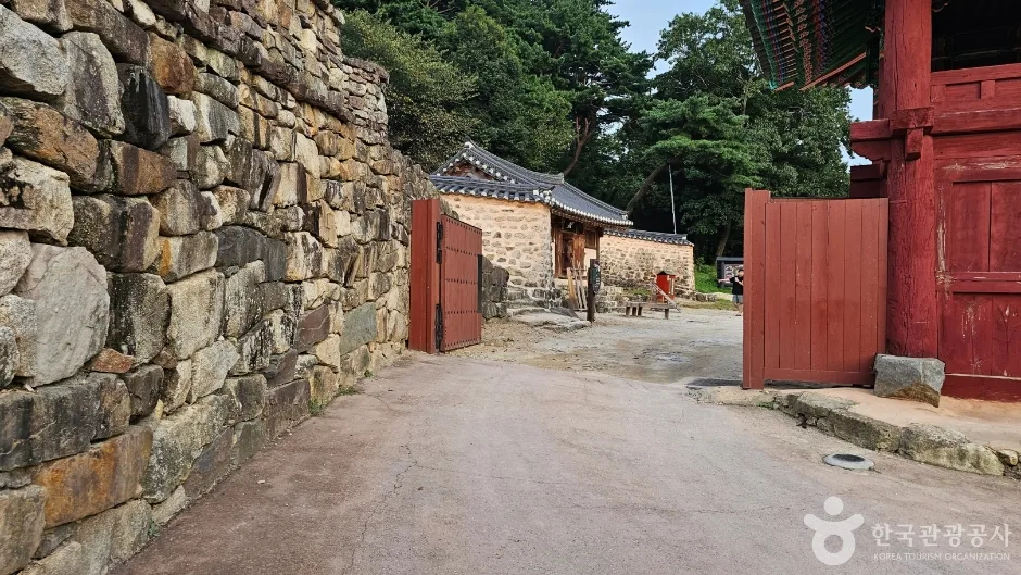 붉은 문이 있는 고창읍성 성문과 성벽 옆으로 난 포장길