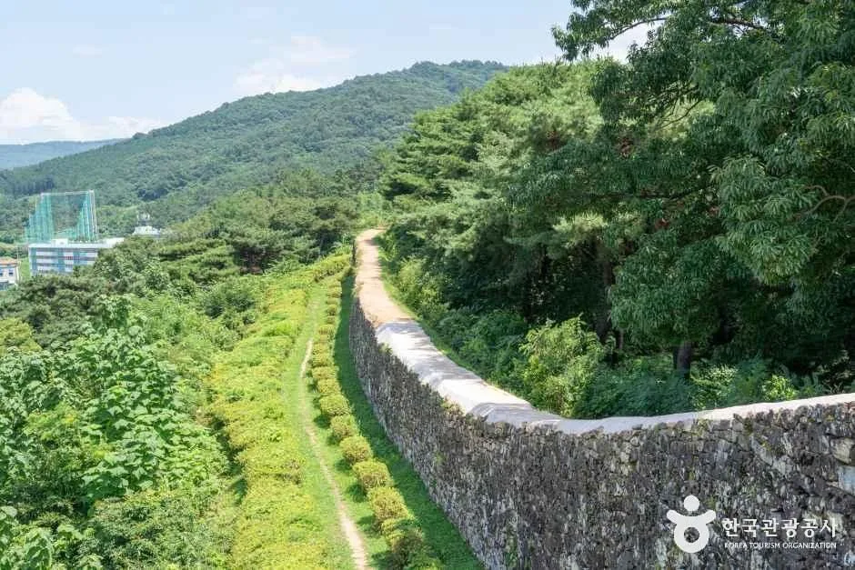 산자락을 따라 이어진 고창읍성 성벽과 성곽 아래 길