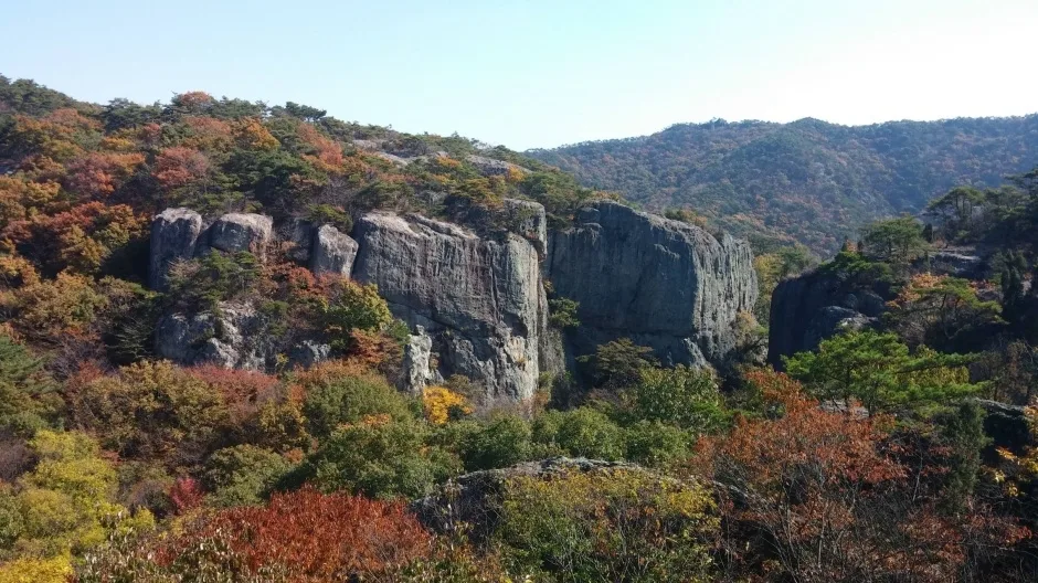 붉게 물든 활엽수 사이로 회색 암봉이 솟은 선운산 일대 능선