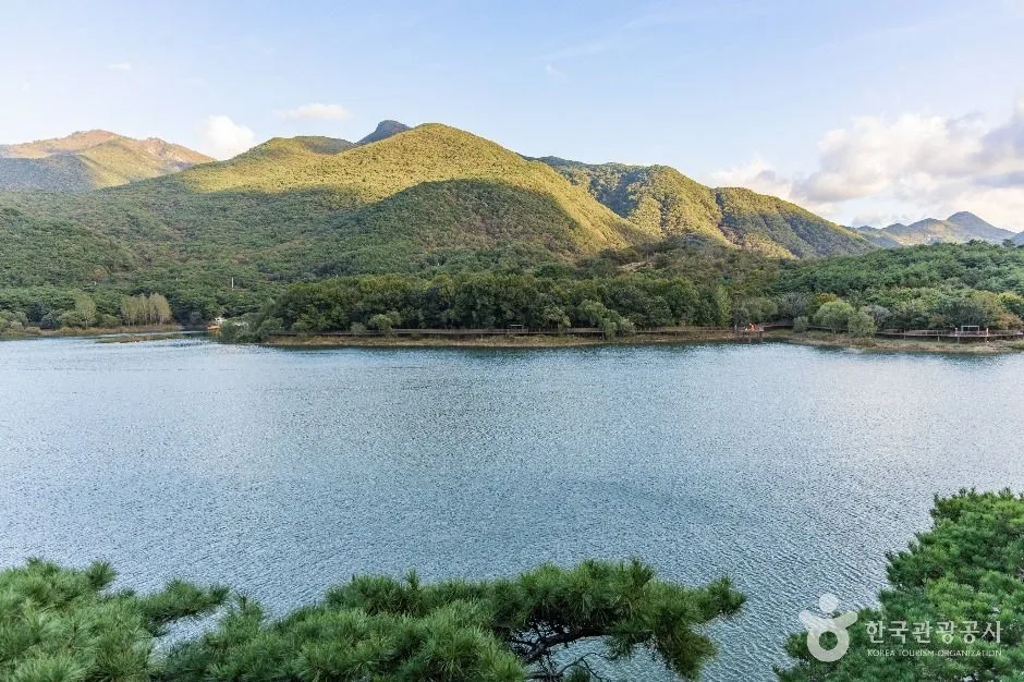 괴산호와 주변 산세, 맑은 가을 하늘 풍경
