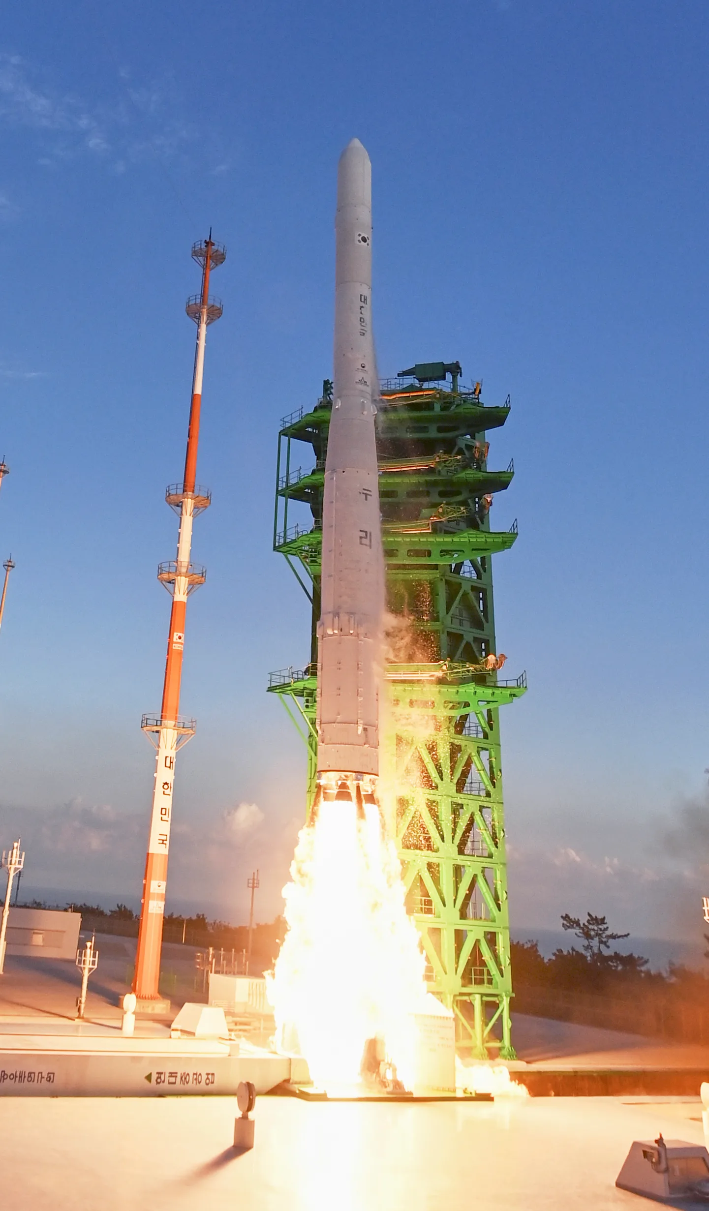 2021년 10월 21일 나로우주센터에서 발사되는 누리호(KSLV-II) 로켓, 발사대에서 화염을 내뿜는 모습