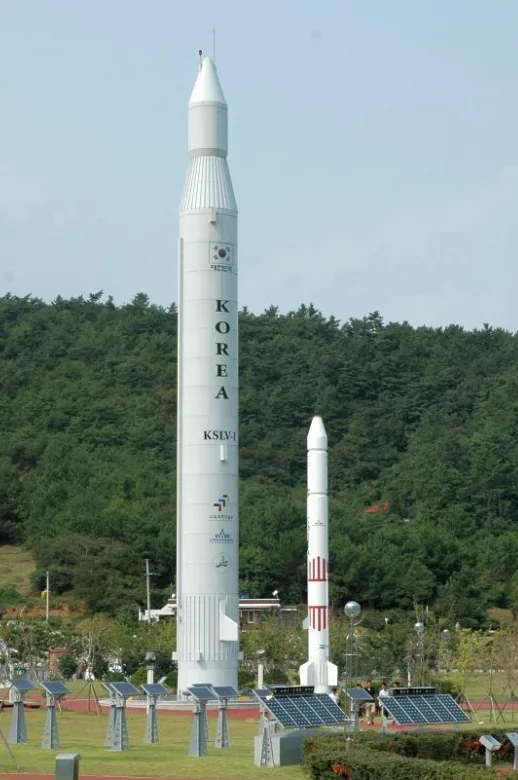 우주과학관 야외전시장에 세워진 실물 크기 나로호(KSLV-I) 로켓 모형과 소형 과학로켓 모형