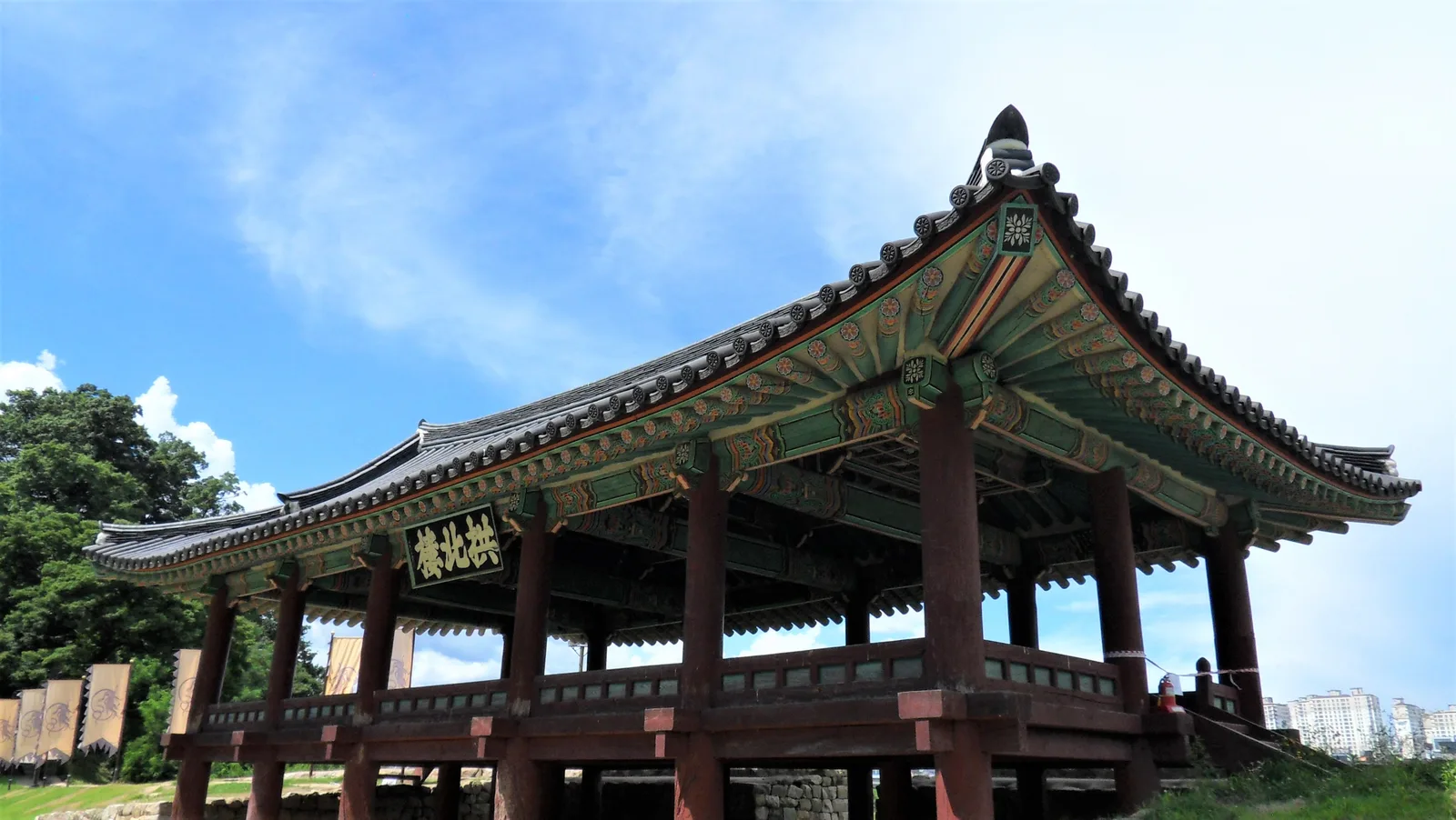 파란 하늘을 배경으로 한 공산성 북문 공북루의 화려한 처마와 단청