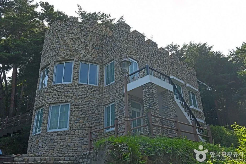 돌과 담쟁이로 덮인 3층 석조 건물