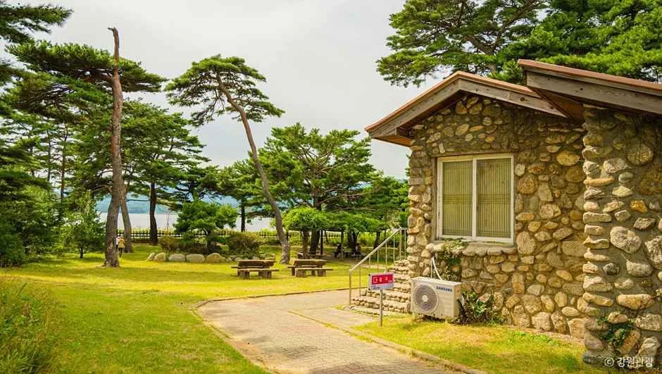 돌담 외벽의 이기붕별장 건물