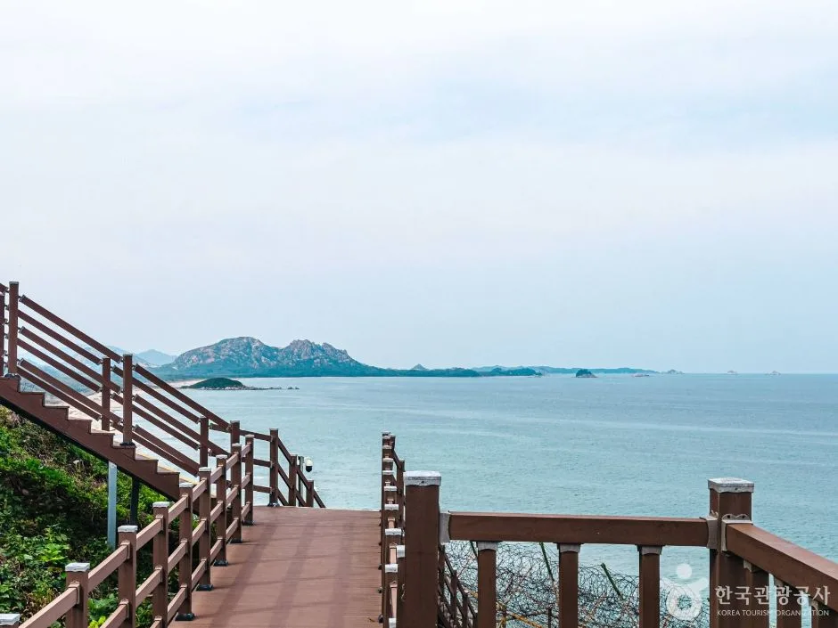 계단 너머로 바다와 섬이 보이는 통일전망대 일대 조망