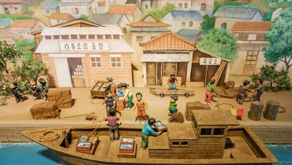 옛 구룡포 항구와 상점을 표현한 입체 모형