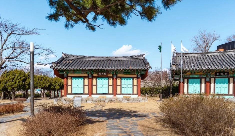구룡포공원 안 붉은 기둥과 청록 문살의 전통 양식 건물