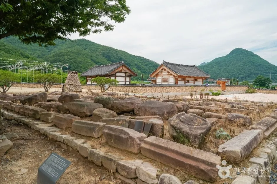 돌 유구가 남은 터 너머로 전통 건물 두 채가 보이는 인각사 일대