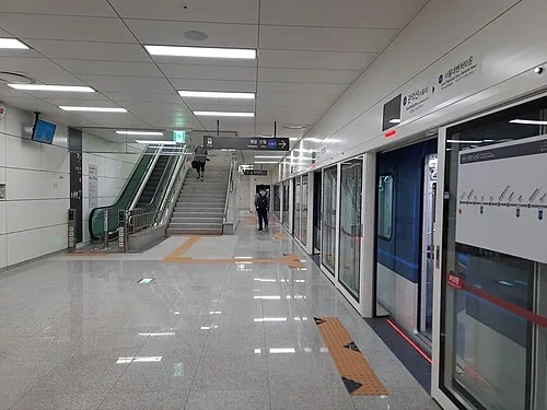 관악산역 지하철 승강장, 깨끗한 스크린도어와 에스컬레이터