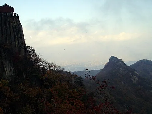 관악산 정상 연주대와 주변 암봉 풍경