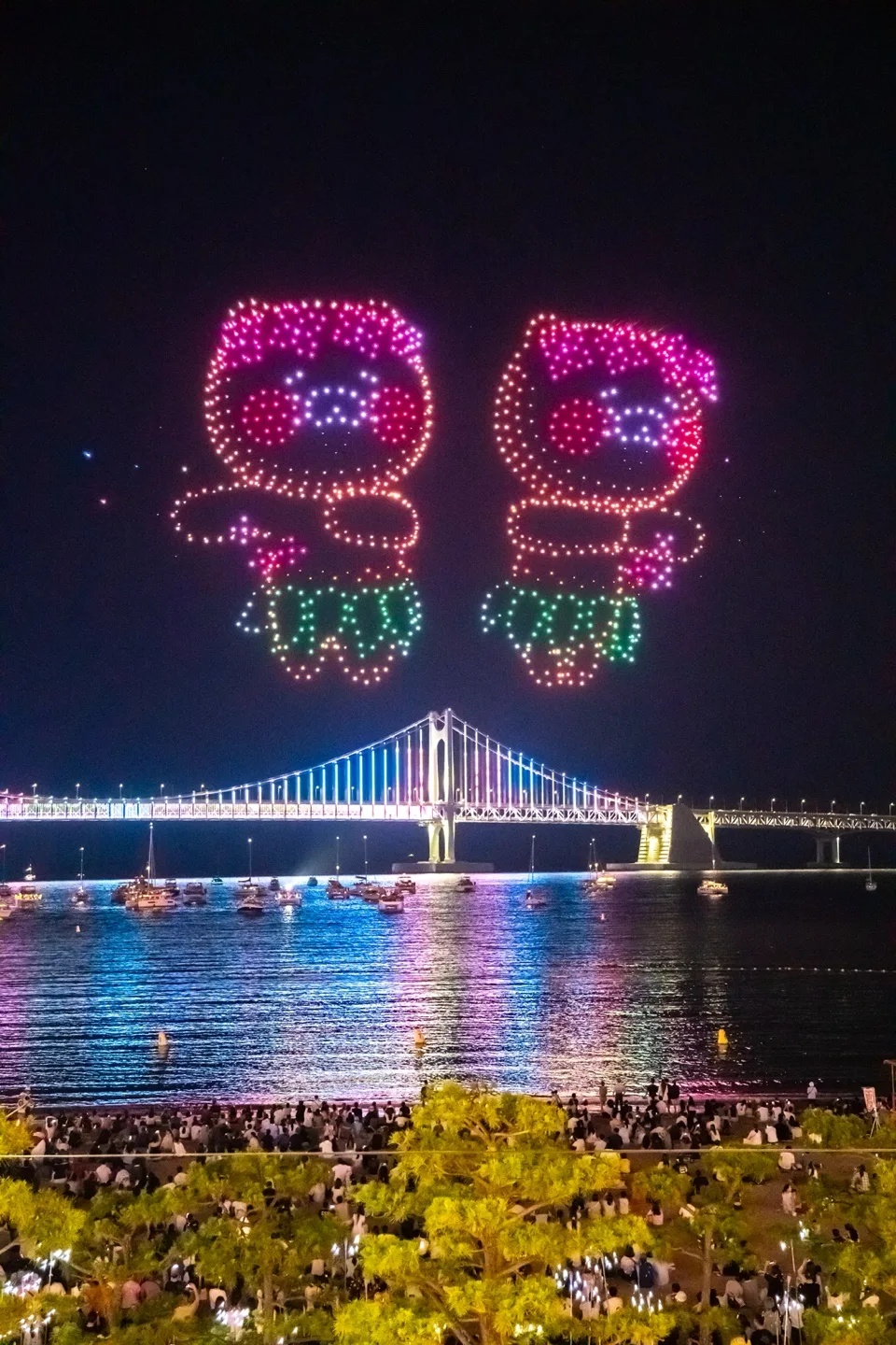 광안대교 위로 하트 모양 드론 편대와 레이저쇼가 펼쳐지는 광안리 밤바다
