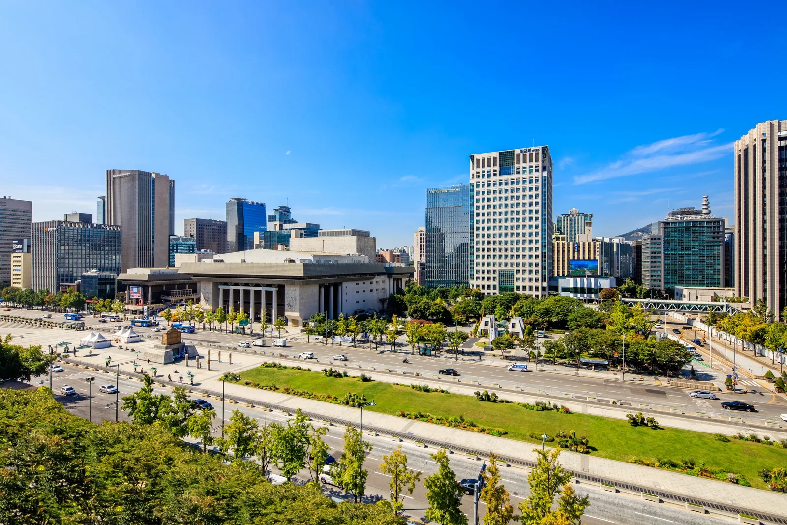 세종대로변 세종문화회관과 인근 빌딩 야경