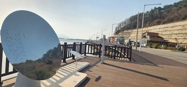 섬진강변 목재 데크로드 '별빛나길', 윤동주 시가 새겨진 타원형 거울 조형물과 가로등이 늘어선 산책로