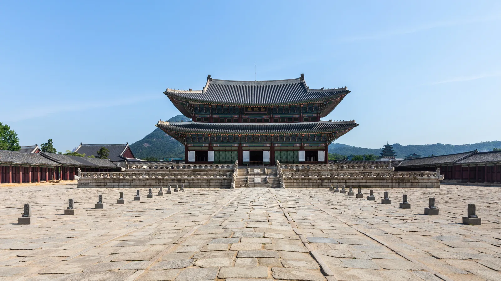 맑은 낮 하늘 아래 경복궁 근정전 정면 전경