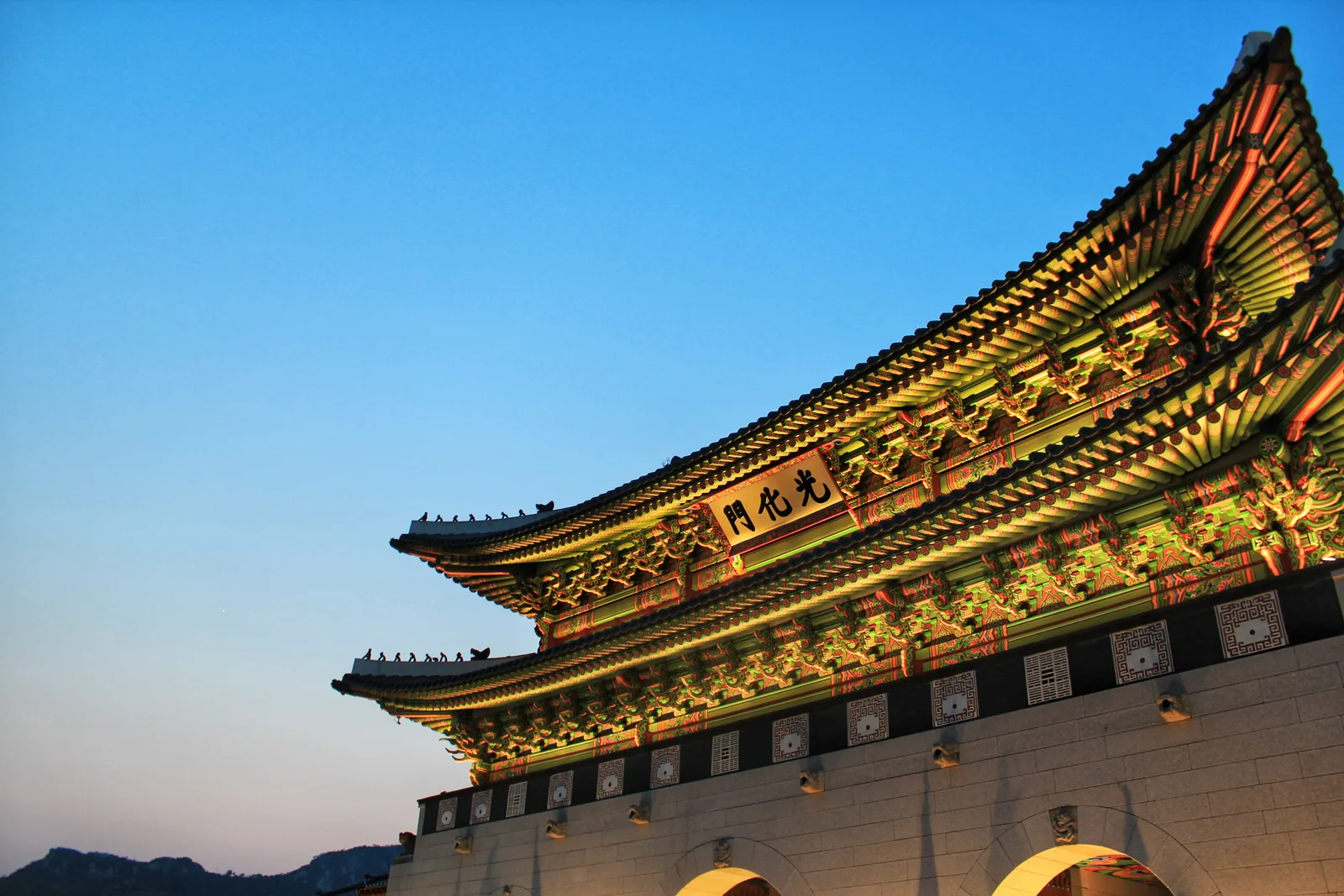 경복궁 정문인 광화문과 주변 도로 전경