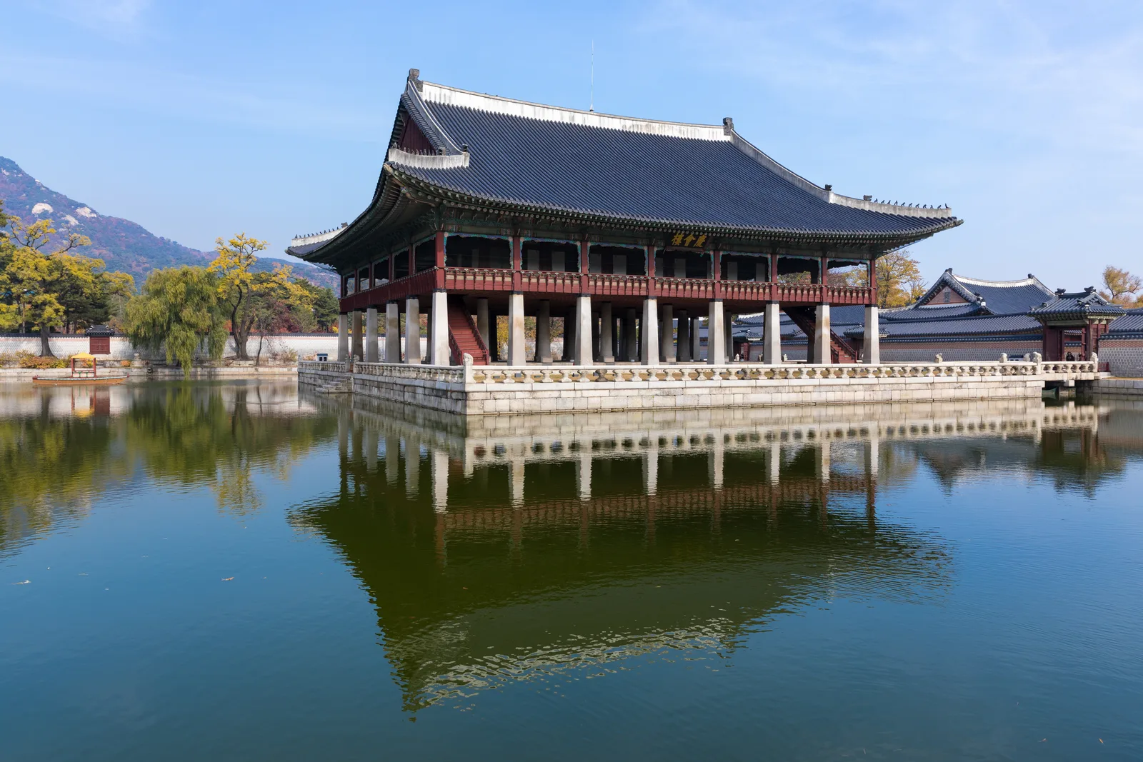 맑은 하늘 아래 연못에 비친 경복궁 경회루 전경