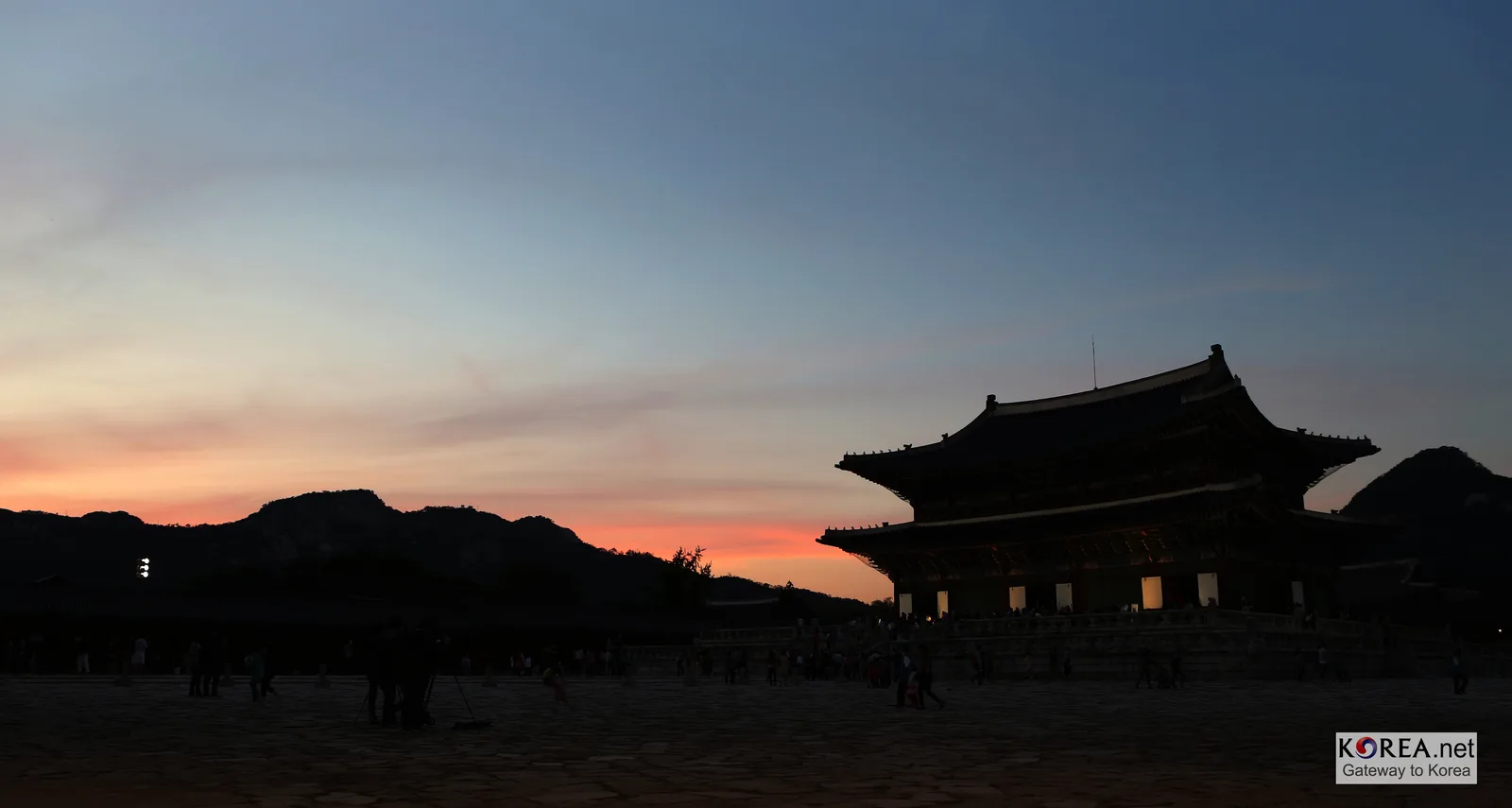 노을 지는 하늘 아래 경복궁 근정전 실루엣