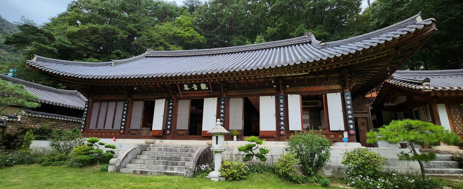 짙은 녹음 속 동학사 관음전 전각과 앞마당의 석등